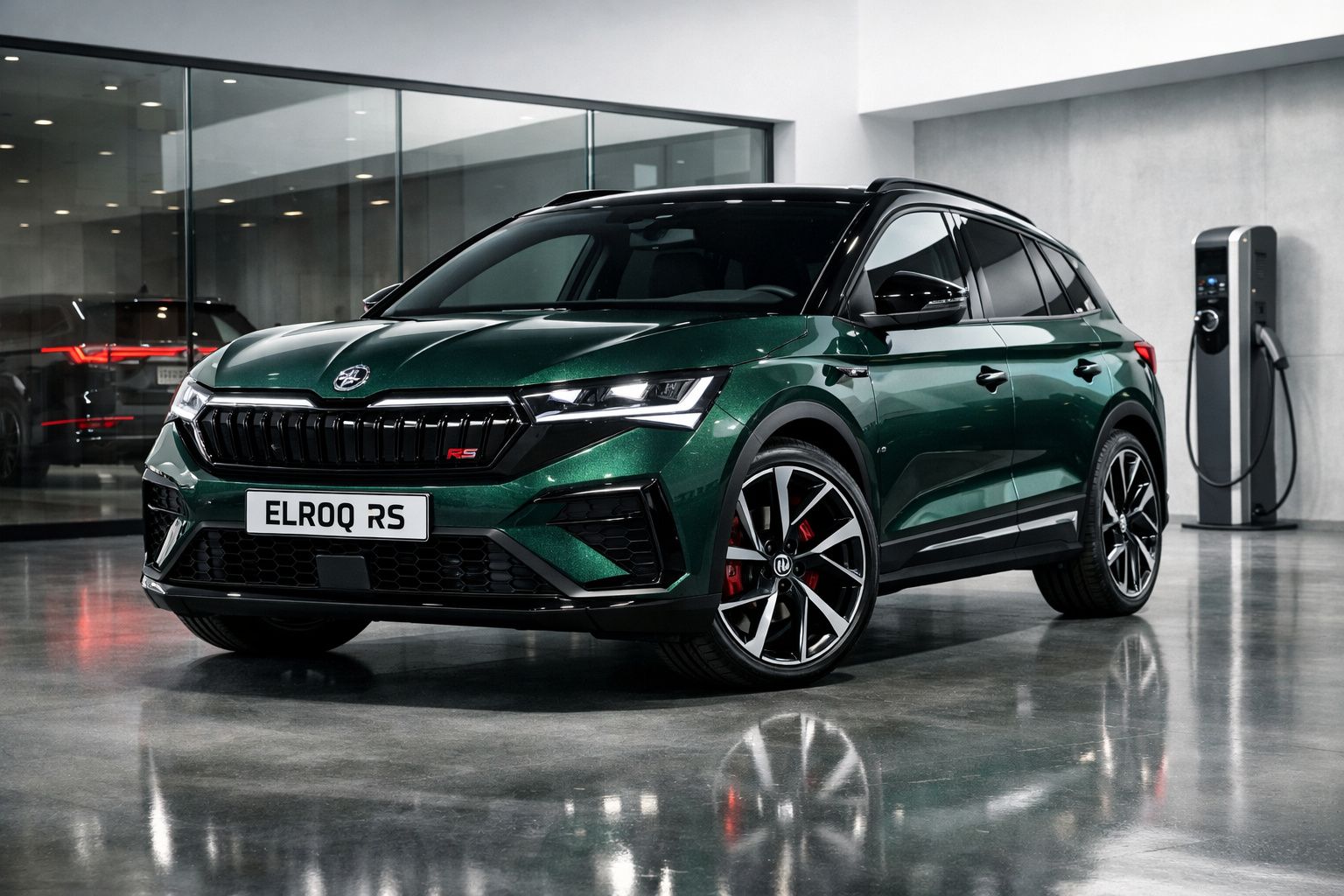 Automóvel SUV elétrico Škoda Elroq RS verde em espaço moderno com estação de carregamento.