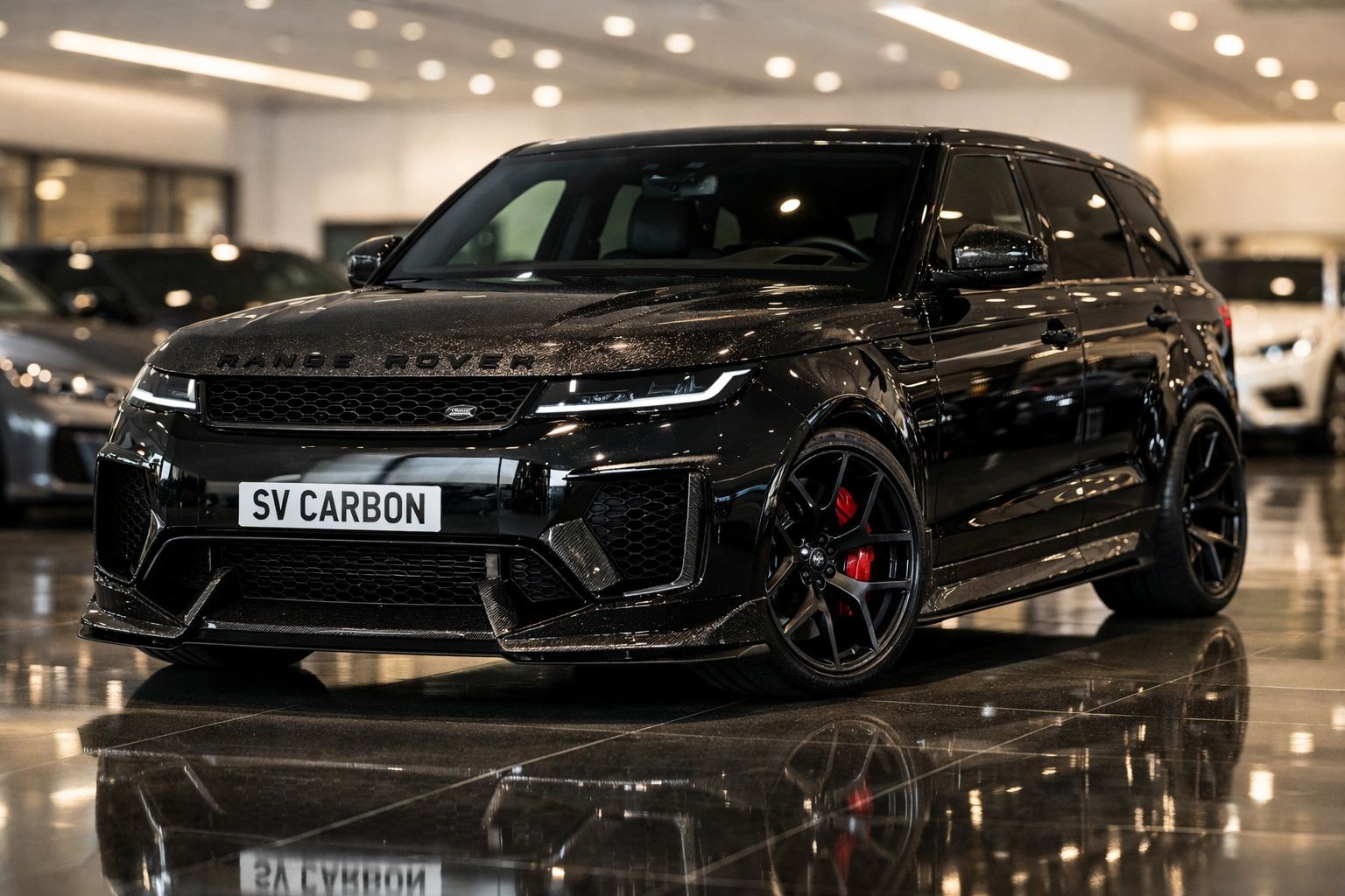 SUV Range Rover preto brilhante com jantes negras e pinças de travão vermelhas em exposição interior.