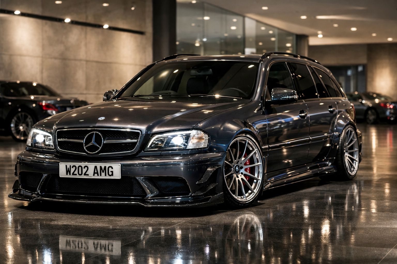 Carro Mercedes-Benz AMG preto estacionado em piso interior polido, com foco nos detalhes do veículo.