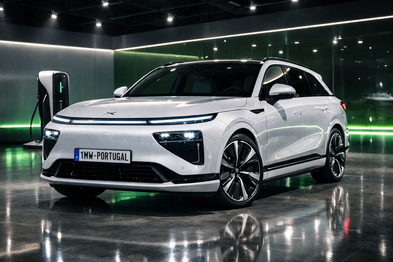 Carro elétrico branco estacionado junto a um posto de carregamento interior com iluminação verde.