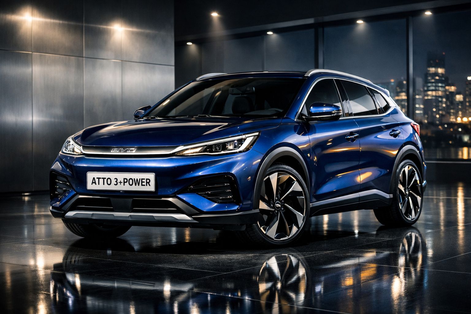 Carro elétrico BYD ATTO 3+ Power azul metalizado estacionado em piso refletor numa garagem moderna à noite.