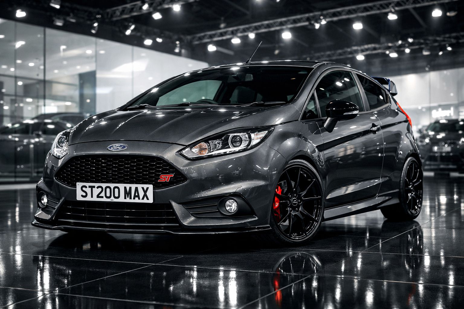 Ford Fiesta ST cinzento metálico estacionado em interior com iluminação moderna e piso reflexivo.