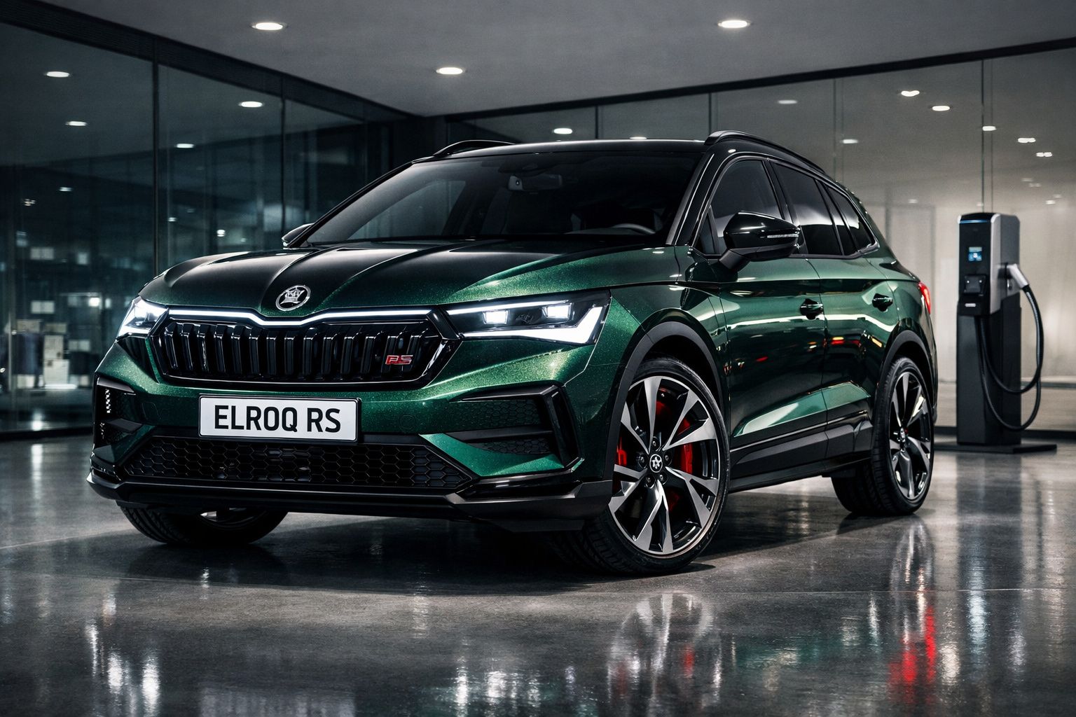 SUV Skoda Elroq RS verde escuro estacionado num ambiente interior moderno junto a um posto de carregamento.