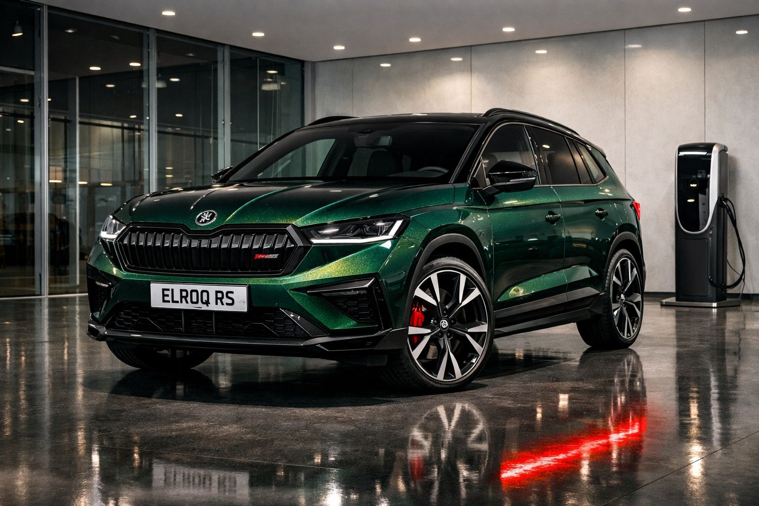 Carro elétrico Škoda Elroq RS verde estacionado num espaço interior moderno com estação de carregamento.