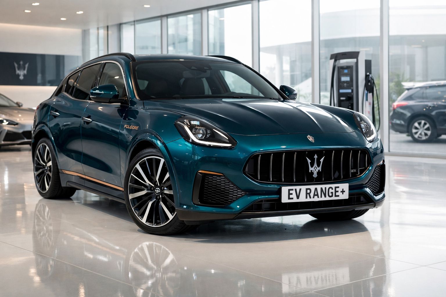 Carro elétrico Maserati azul metálico numa sala de exposição moderna com piso branco brilhante.