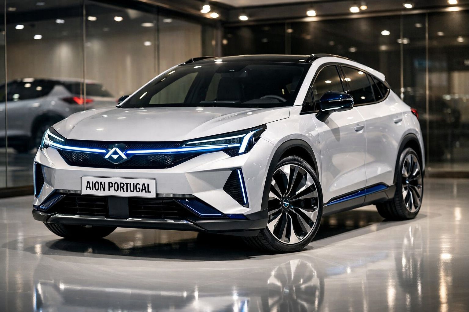 Carro elétrico branco Aion com detalhes azuis estacionado em interior moderno e iluminação refletida no chão.