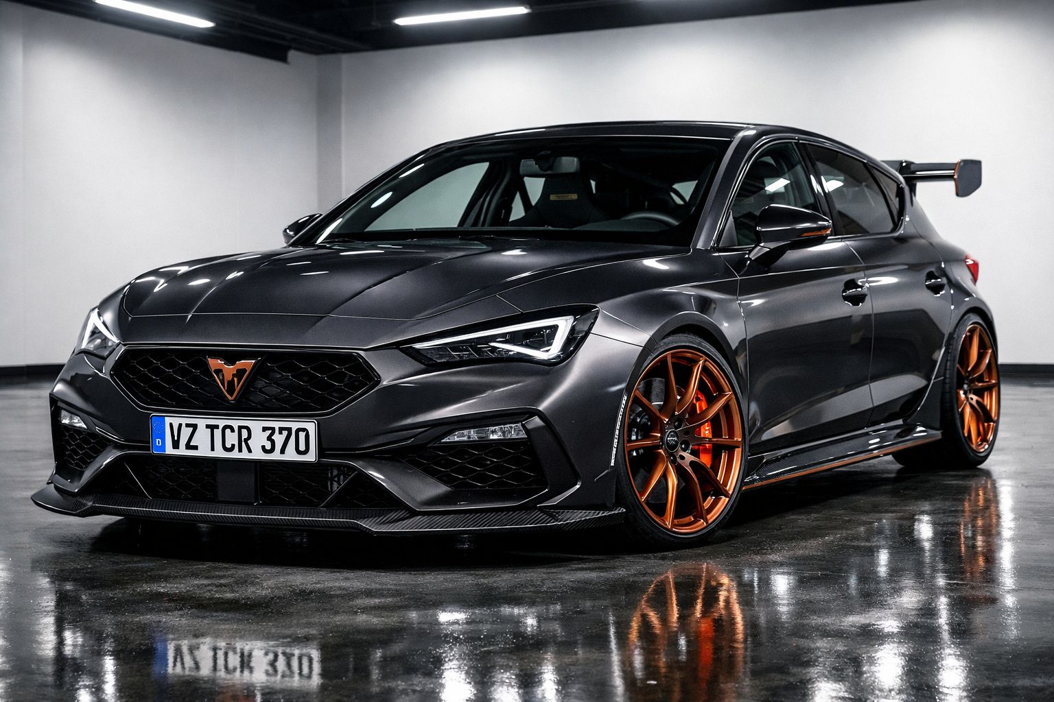 Carro desportivo cinza escuro com jantes laranja e spoiler traseiro em garagem com piso refletor.