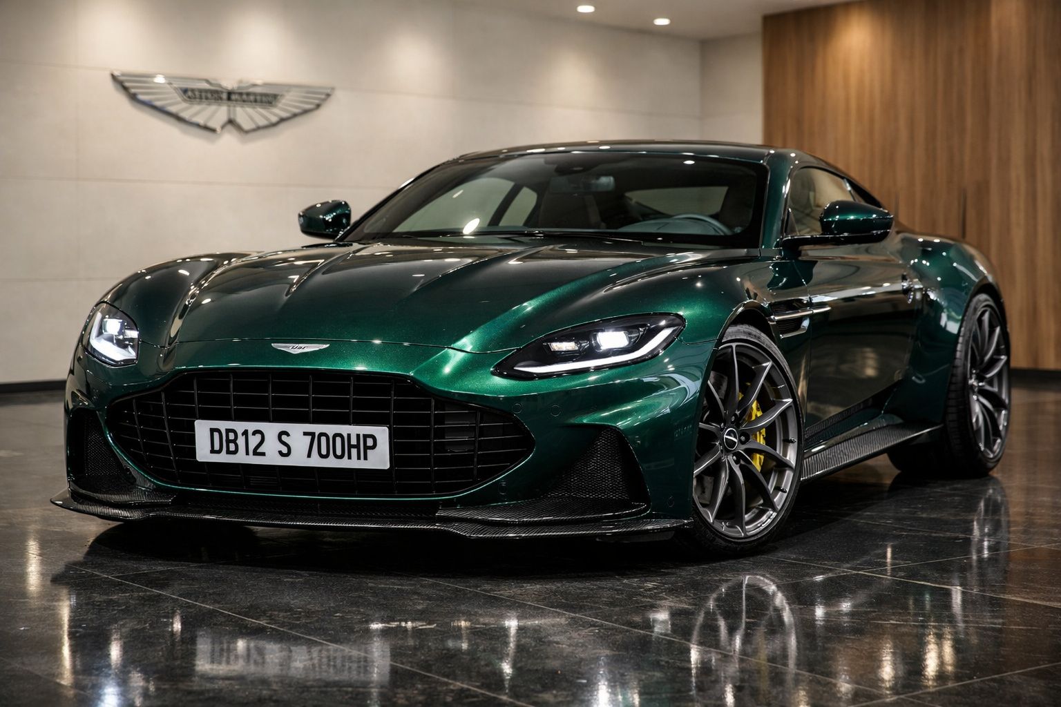 Carro desportivo Aston Martin DB12 S verde metálico com faróis LED e jantes prata, em exposição interior.
