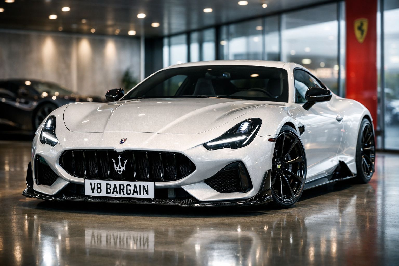 Carro desportivo branco Maserati com matrícula V8 BARGAIN em showroom moderno.