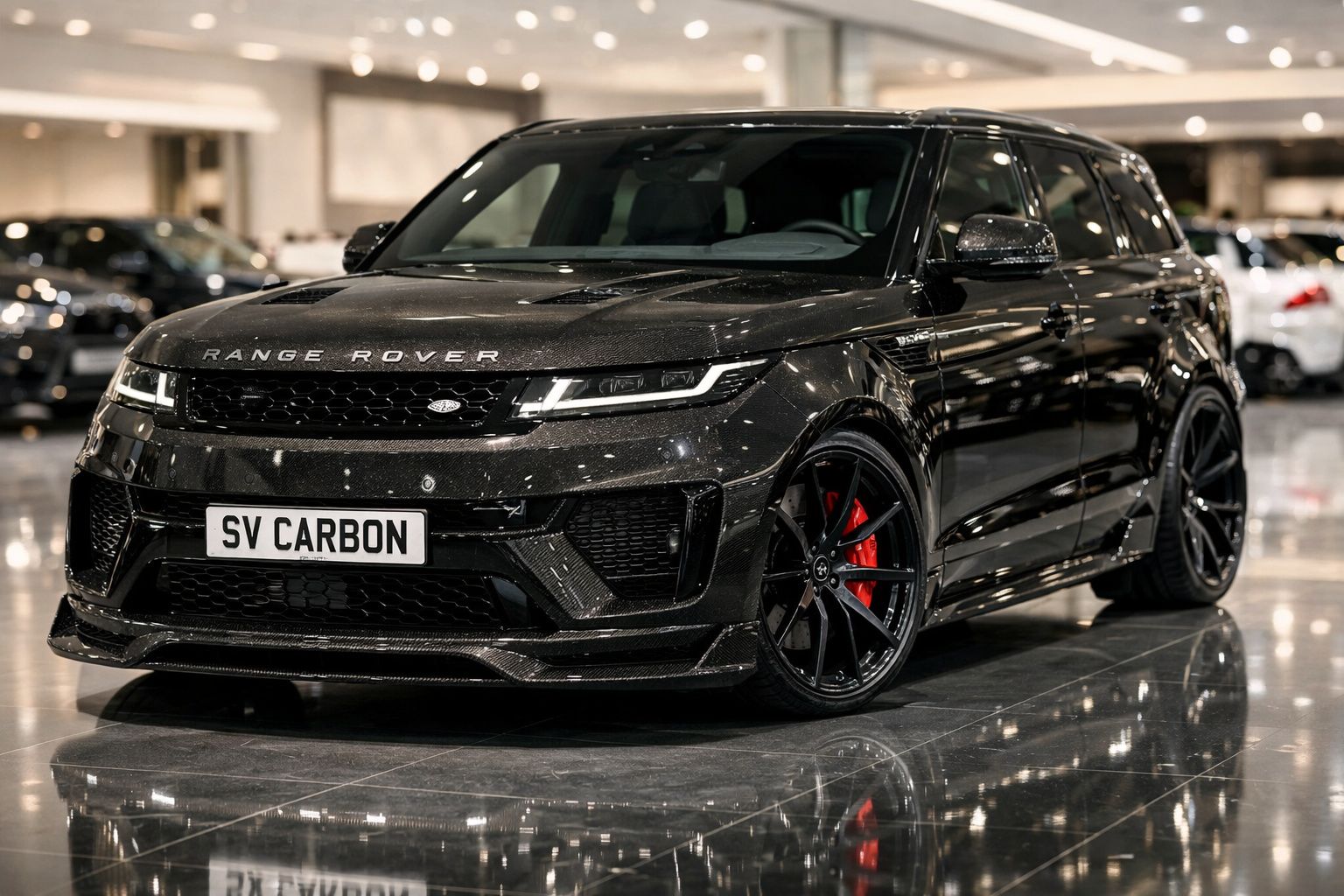 SUV Range Rover preta com detalhes em carbono e travões vermelhos em exposição interior.