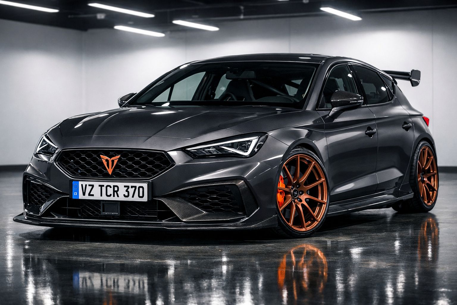 Carro desportivo cinza escuro com jantes laranja brilhantes num estacionamento interior bem iluminado.