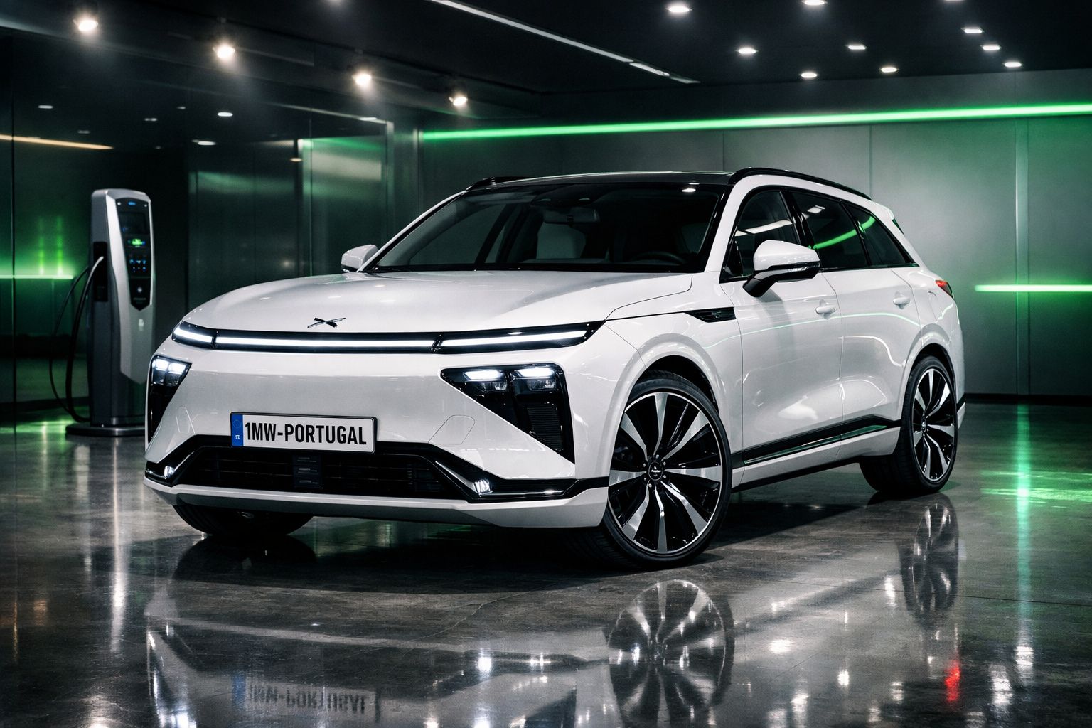 Carro elétrico branco estacionado em garagem moderna com carregador ao fundo e luzes verdes.