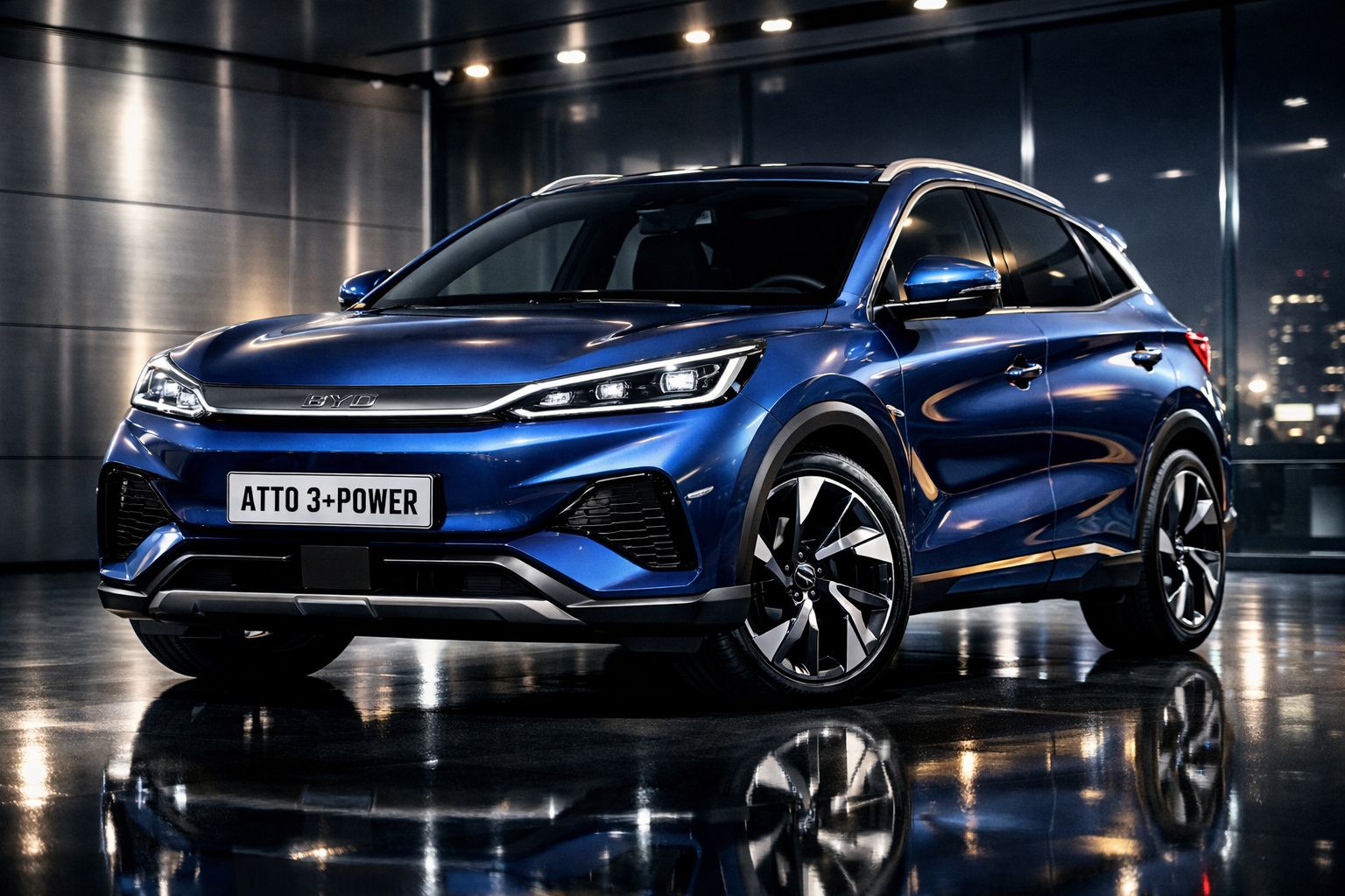 Carro SUV elétrico azul Atto 3+Power estacionado em ambiente urbano com iluminação refletida no chão.