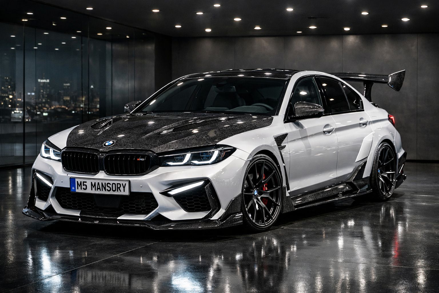 Carro desportivo BMW M3 branco com detalhes em carbono exposto em ambiente interior moderno.