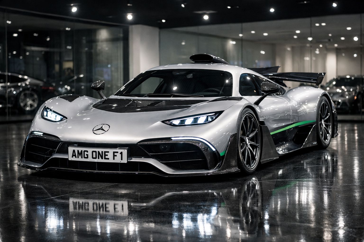 Carro desportivo Mercedes AMG One F1 prateado com iluminação LED estacionado em piso brilhante.