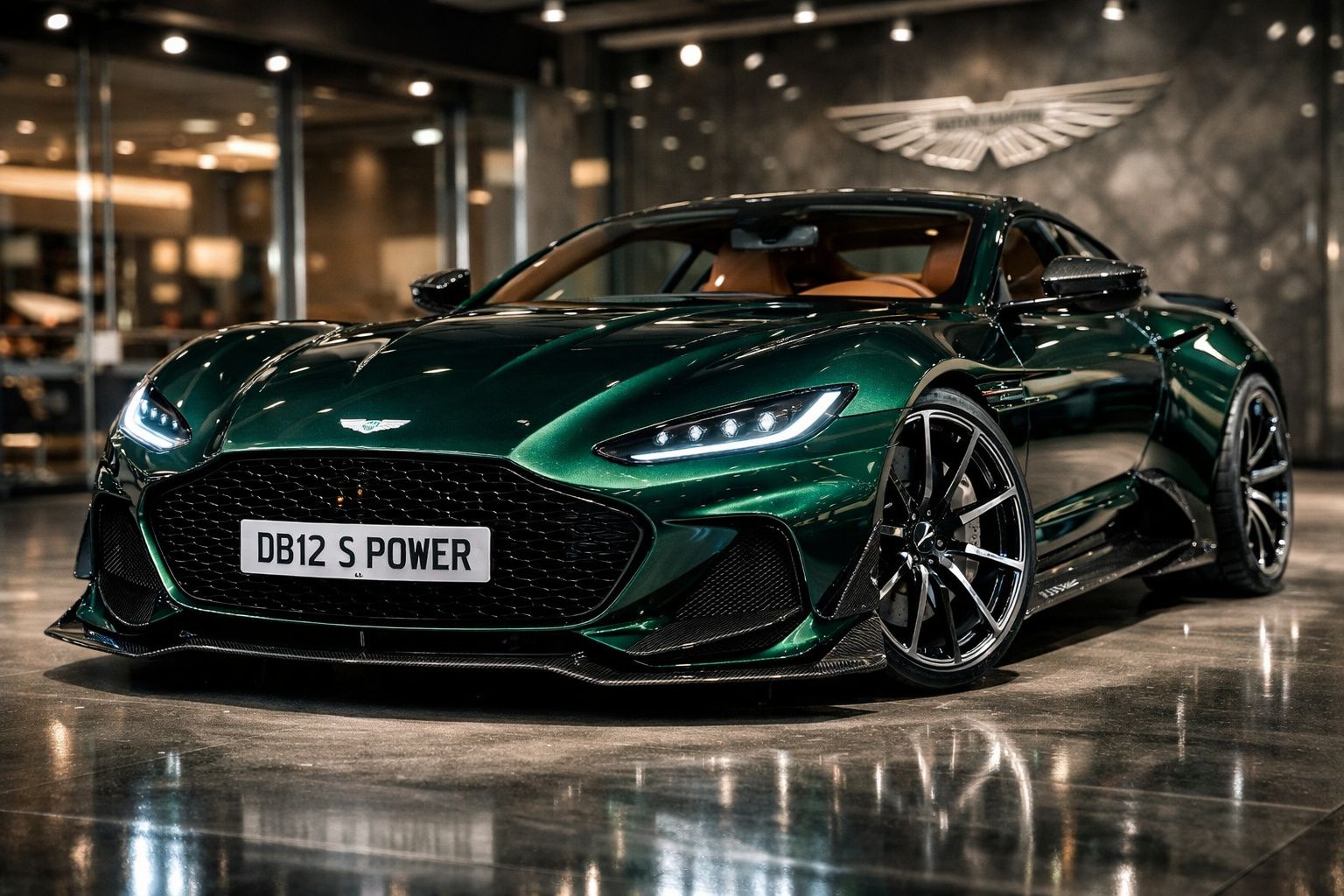 Carro desportivo Aston Martin Verde DB12 S Power num showroom elegante e moderno com piso refletor.